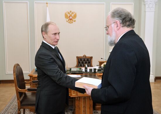 В.Чуров вручает В.Путину удостоверение президента РФ