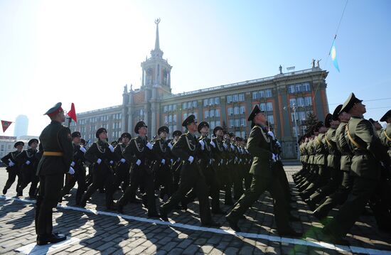 Военный парад, посвященный 67-летию Победы в ВОВ в регионах