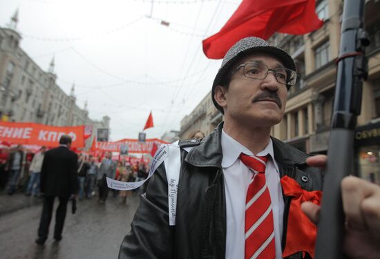 Шествие сторонников оппозиции по Тверской улице в Москве