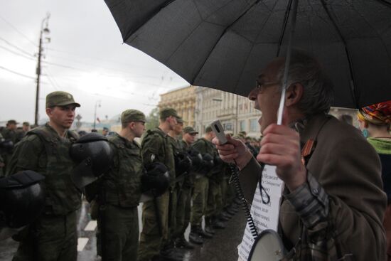 Шествие сторонников оппозиции по Тверской улице в Москве