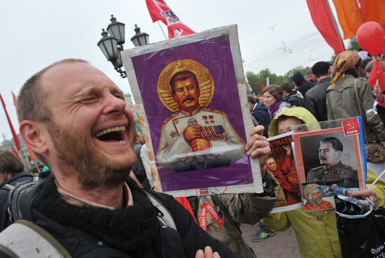 Участники шествия оппозиции на Пушкинской площади
