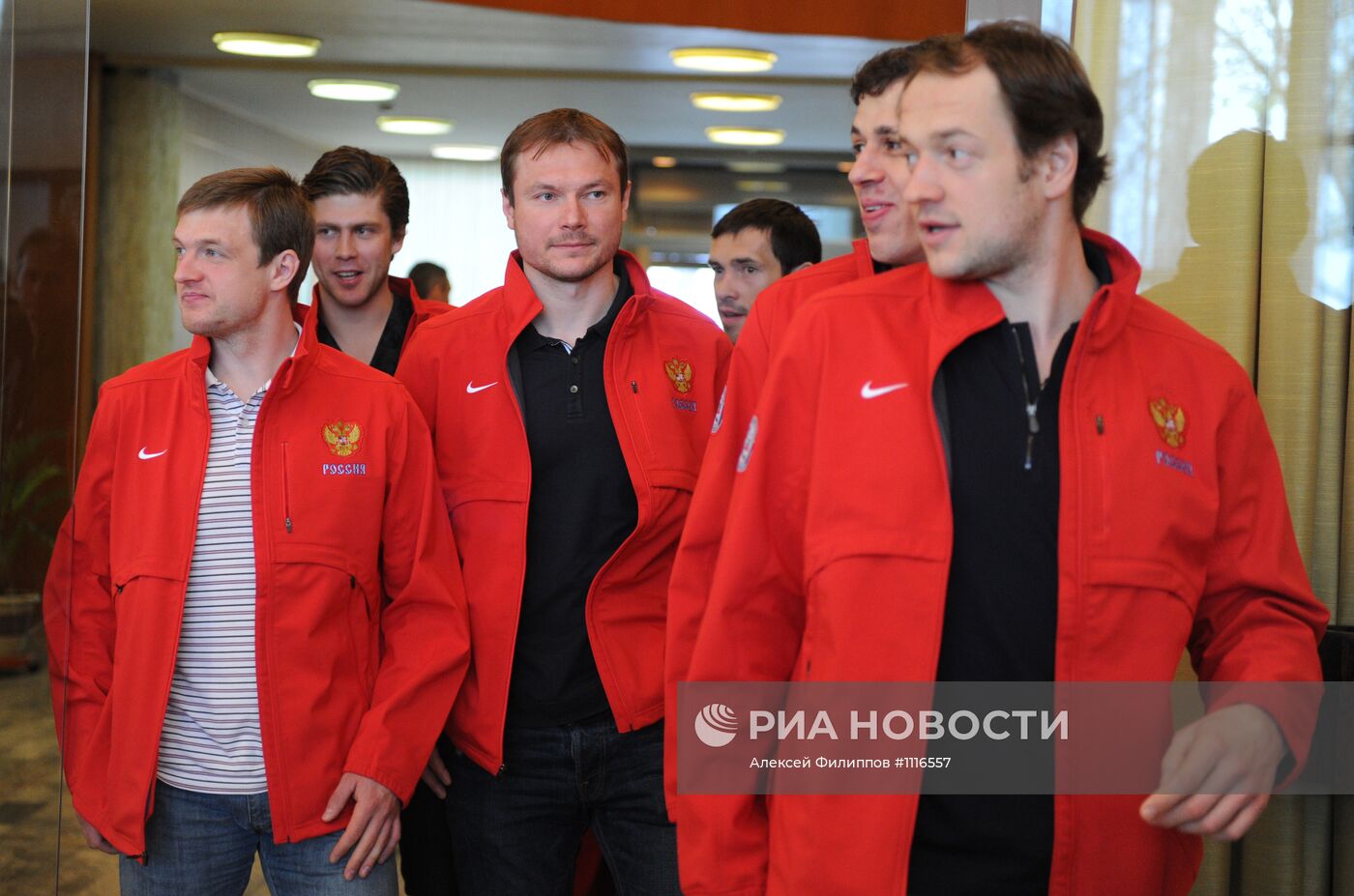 Российские хоккеисты посетили посольство РФ в Швеции