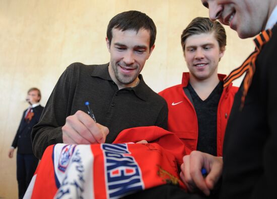 Российские хоккеисты посетили посольство РФ в Швеции
