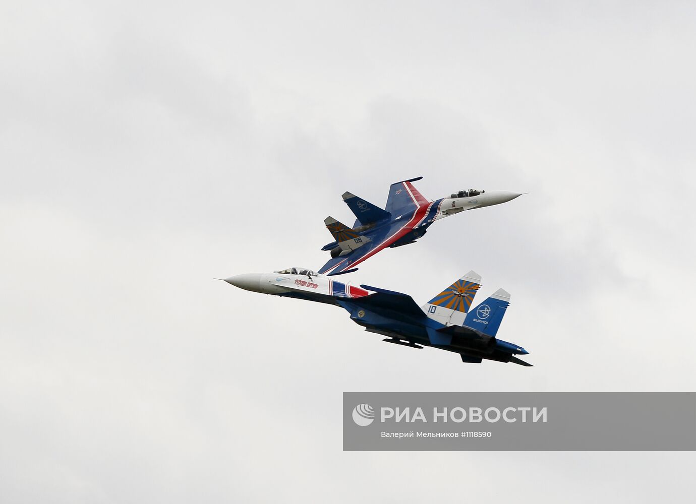 Полеты авиационных групп "Стрижи" и "Русские Витязи"