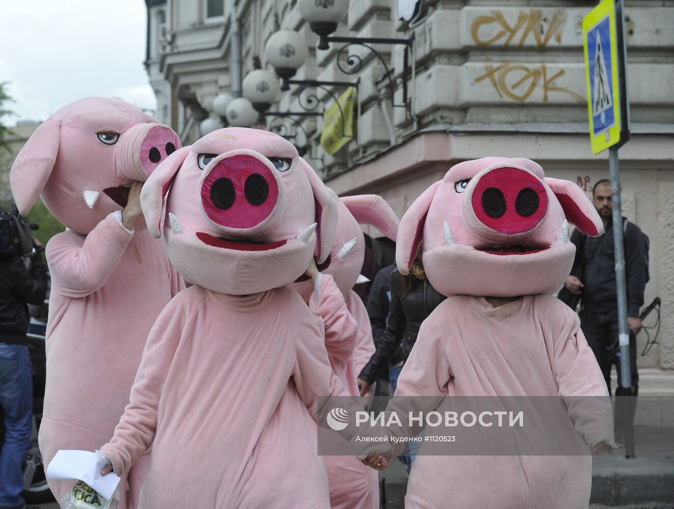 Акция движения "Хрюши против" на Рождественском бульваре