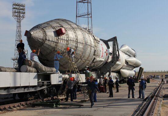 Вывоз ракеты "Протон-М" со спутником "Нимик-6"