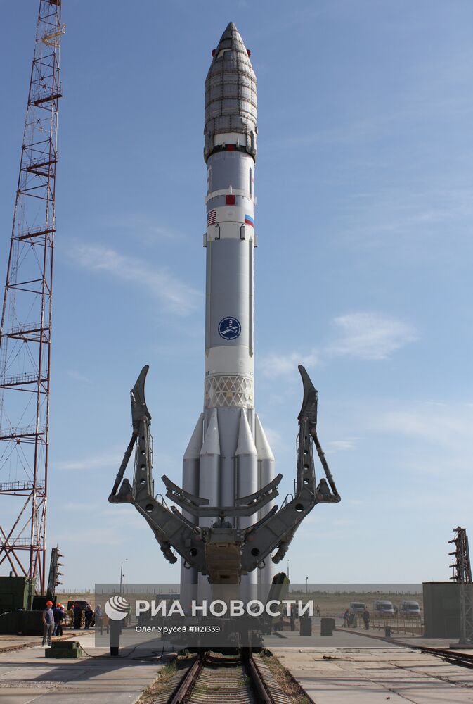 Вывоз ракеты "Протон-М" со спутником "Нимик-6"