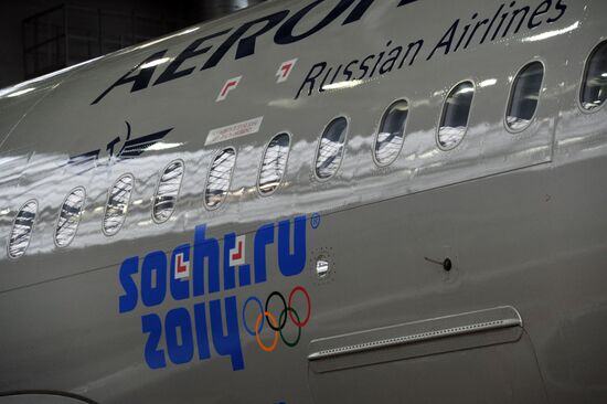 Презентацию самолета ОАО "Аэрофлот" в олимпийской раскраске