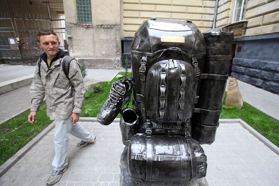 Памятник туристическому рюкзаку открыли во Львове