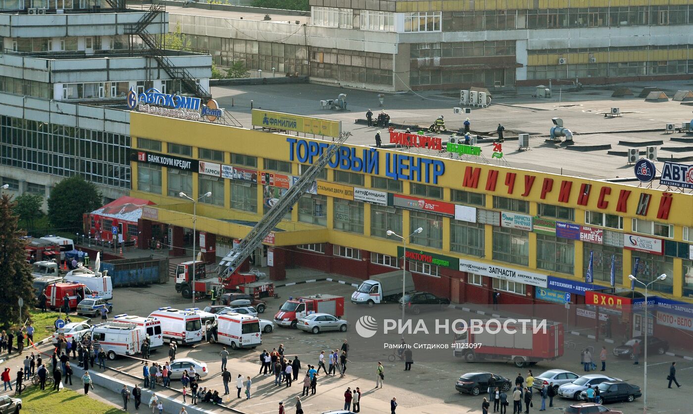 Обрушение конструкций в торговом центре "Мичуринский"