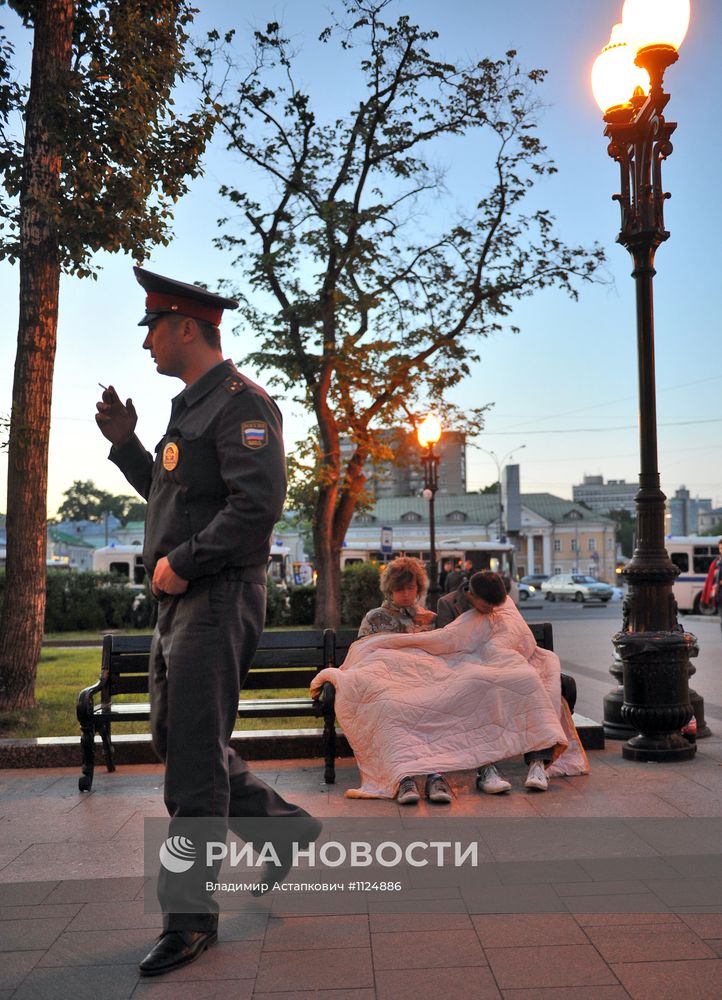 Оппозиционный лагерь в сквере у станции метро "Баррикадная"