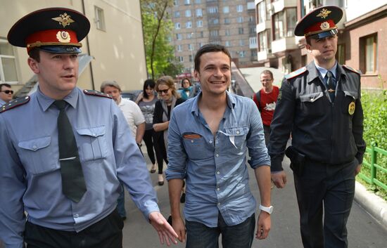 Задержанный в Москве оппозиционер Илья Яшин доставлен в суд