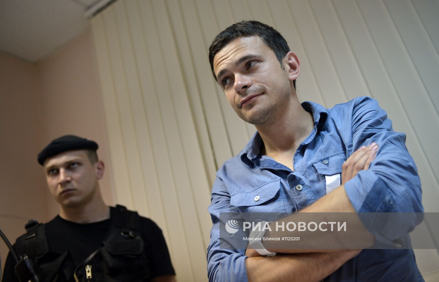 Задержанный в Москве оппозиционер Илья Яшин доставлен в суд