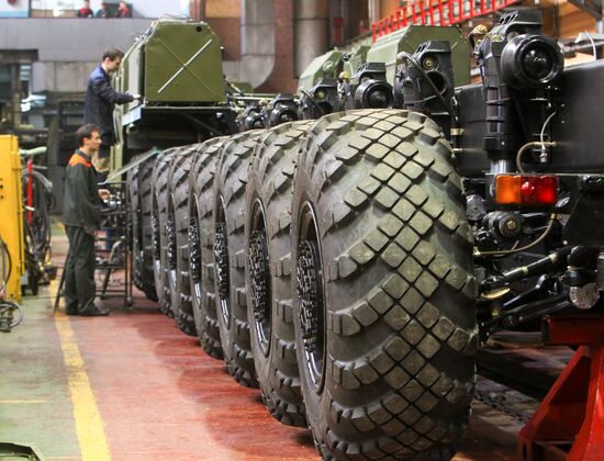 Работа Минского завода колесных тягачей