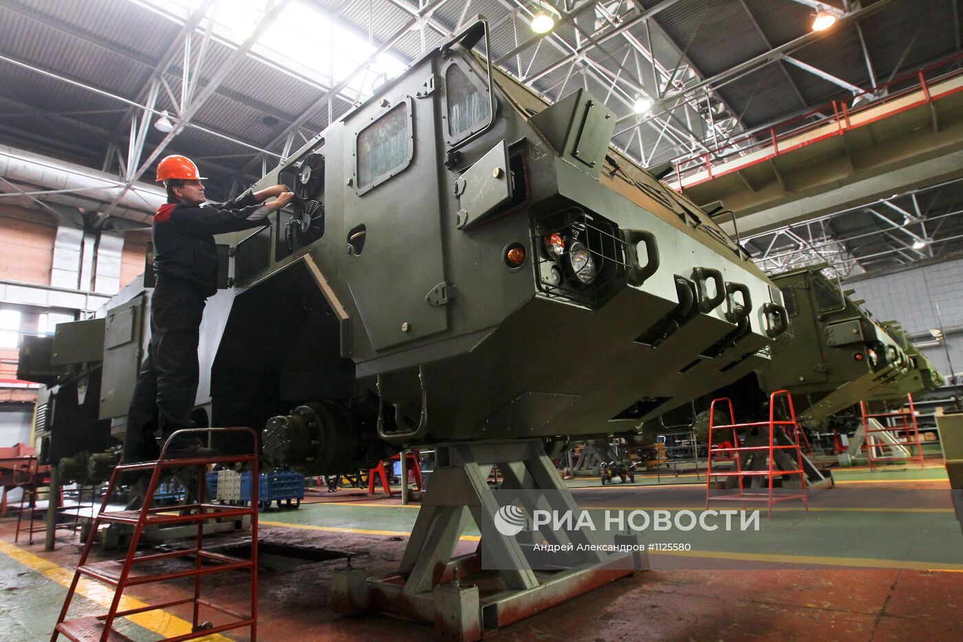 Работа Минского завода колесных тягачей