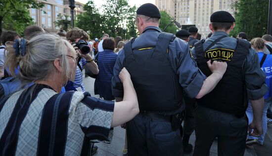 Задержания участников акции оппозиции у метро "Баррикадная"