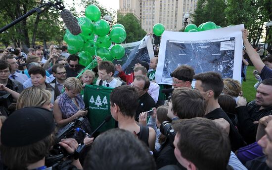 Оппозиционный лагерь в сквере у станции метро "Баррикадная"
