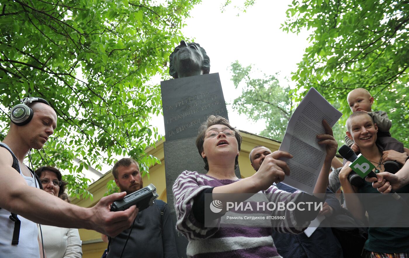 Поэтические чтения у памятника О.Мандельштаму в Москве