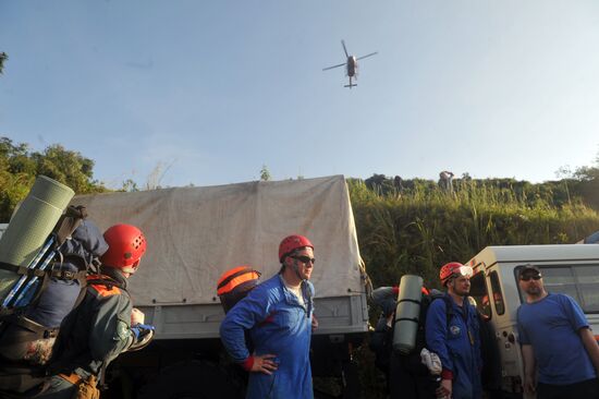 Работа спасателей МЧС РФ на месте крушения Sukhoi SuperJet-100