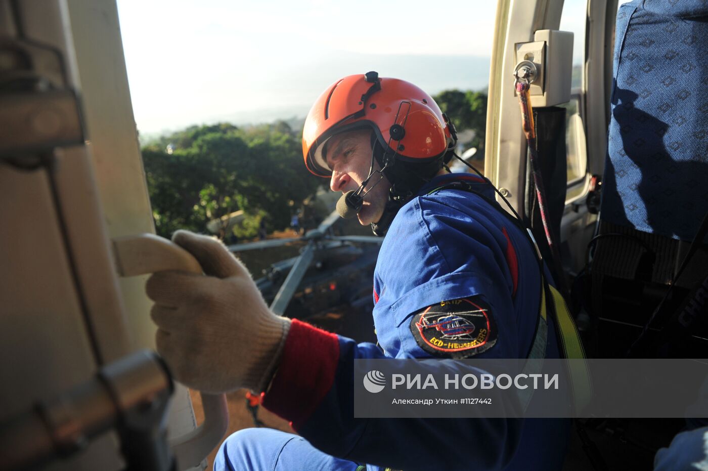 Работа спасателей МЧС РФ на месте крушения Sukhoi SuperJet-100