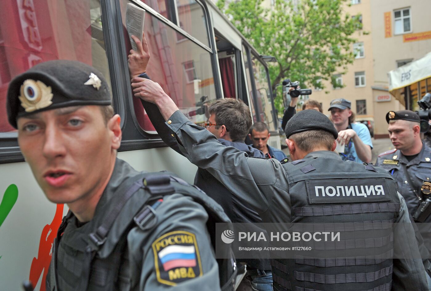 Задержание протестующих полицией на Арбате в Москве