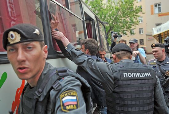 Задержание протестующих полицией на Арбате в Москве