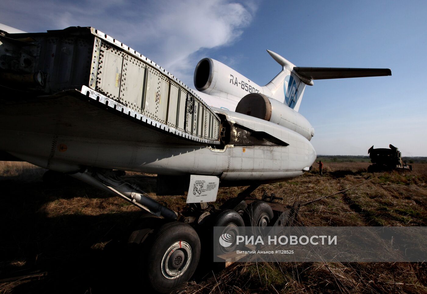 Транспортировка самолета Ту-154 к месту вечной стоянки | РИА Новости  Медиабанк