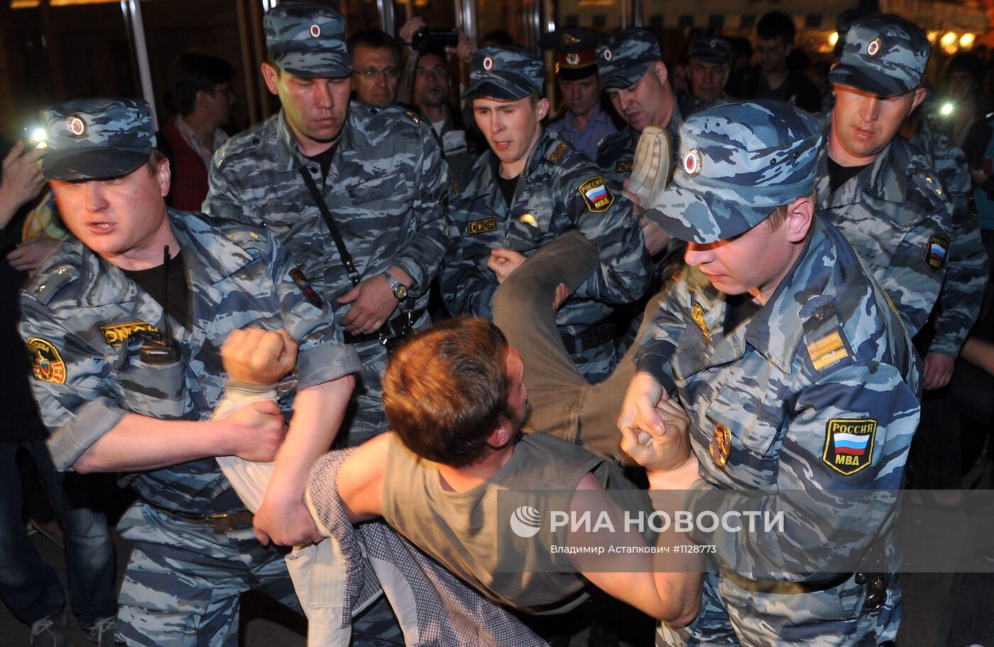 Задержание участников акции протеста оппозиции на Старом Арбате