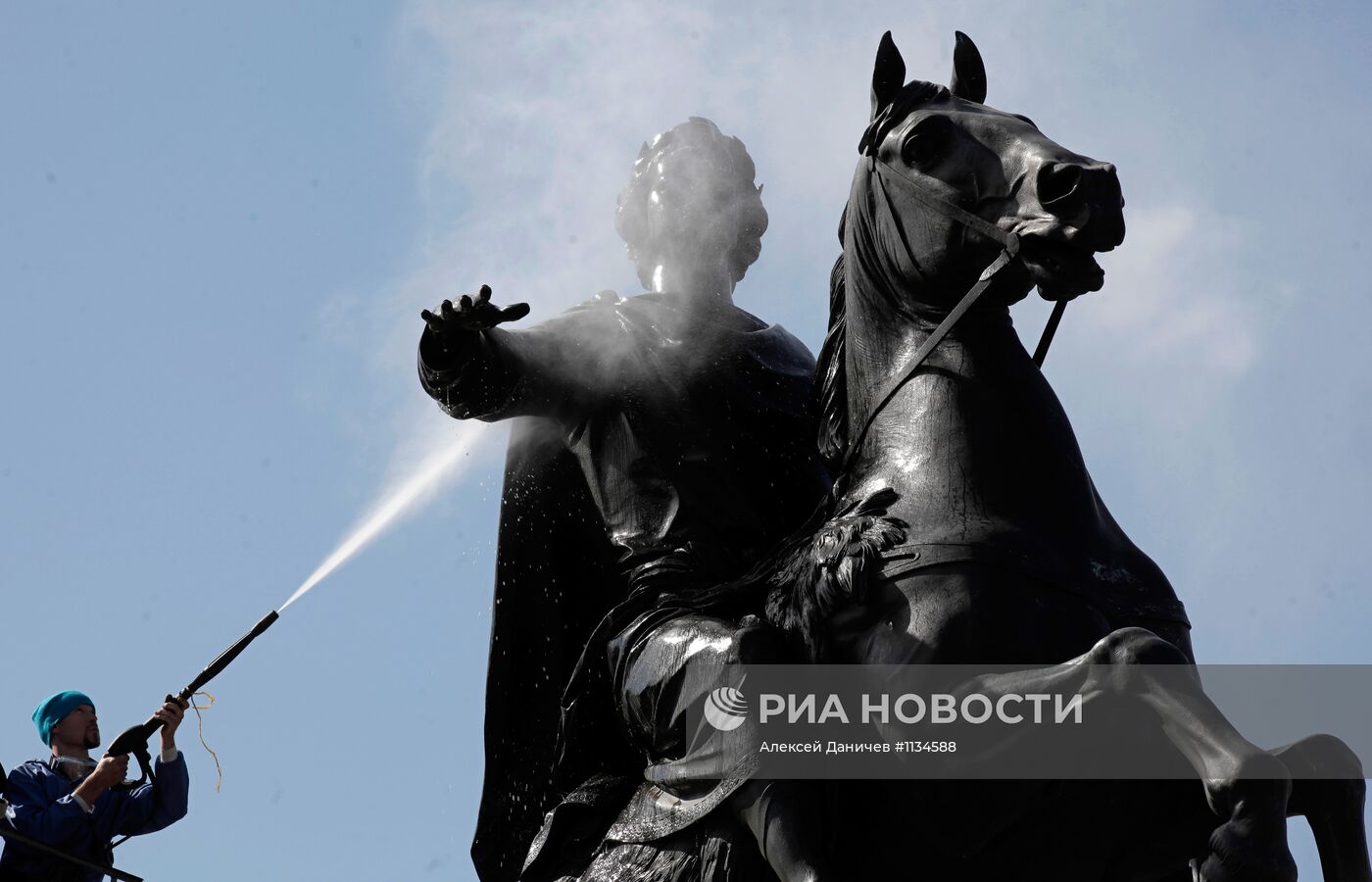 Мойка памятника Петру Первому в Санкт-Петербурге