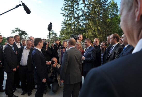В. Путин и Д. Медведев провели неформальную встречу в Барвихе