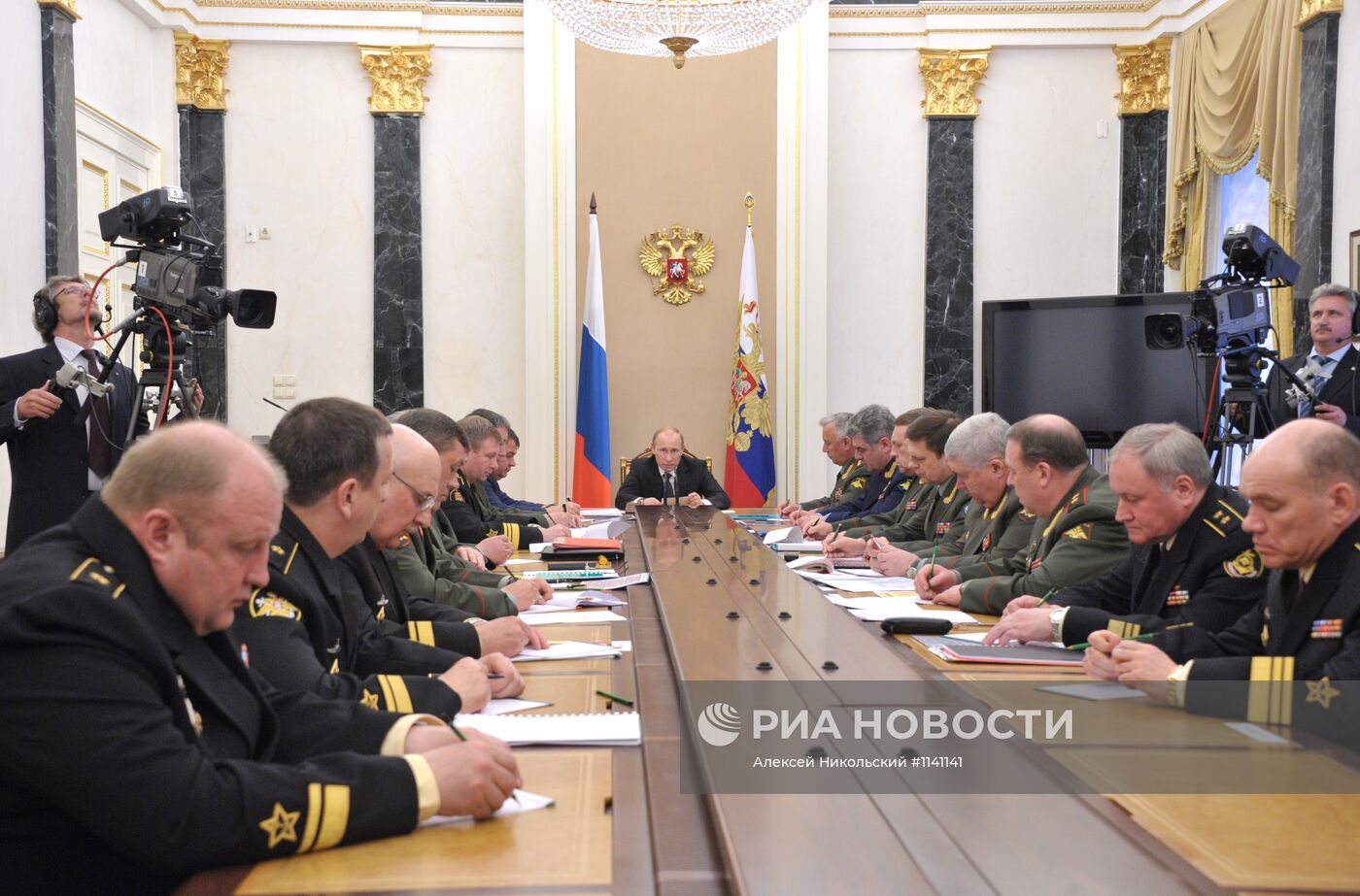 В.Путин провел совещание с руководством Минобороны РФ