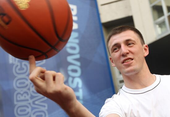 Интервью с членом сборной России по баскетболу В.Фридзоном
