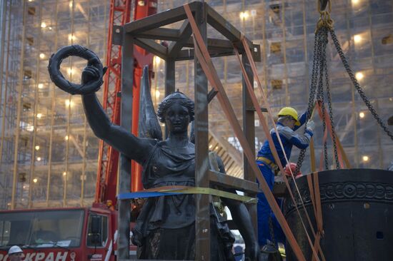 Монтаж скульптуры "Богиня Победы" на Триумфальной арке