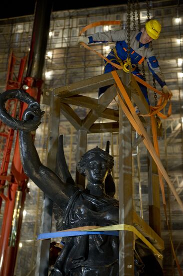 Монтаж скульптуры "Богиня Победы" на Триумфальной арке