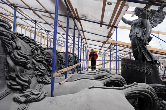 Ход реставрационных работ Триумфальной арки в Москве