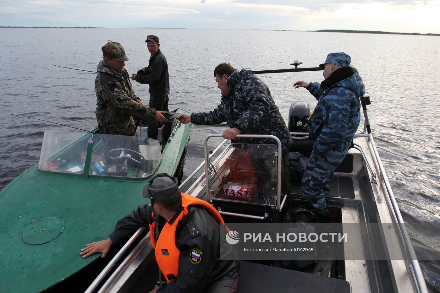 Рейд сотрудников рыбнадзора с сотрудниками МВД на озере Ильмень