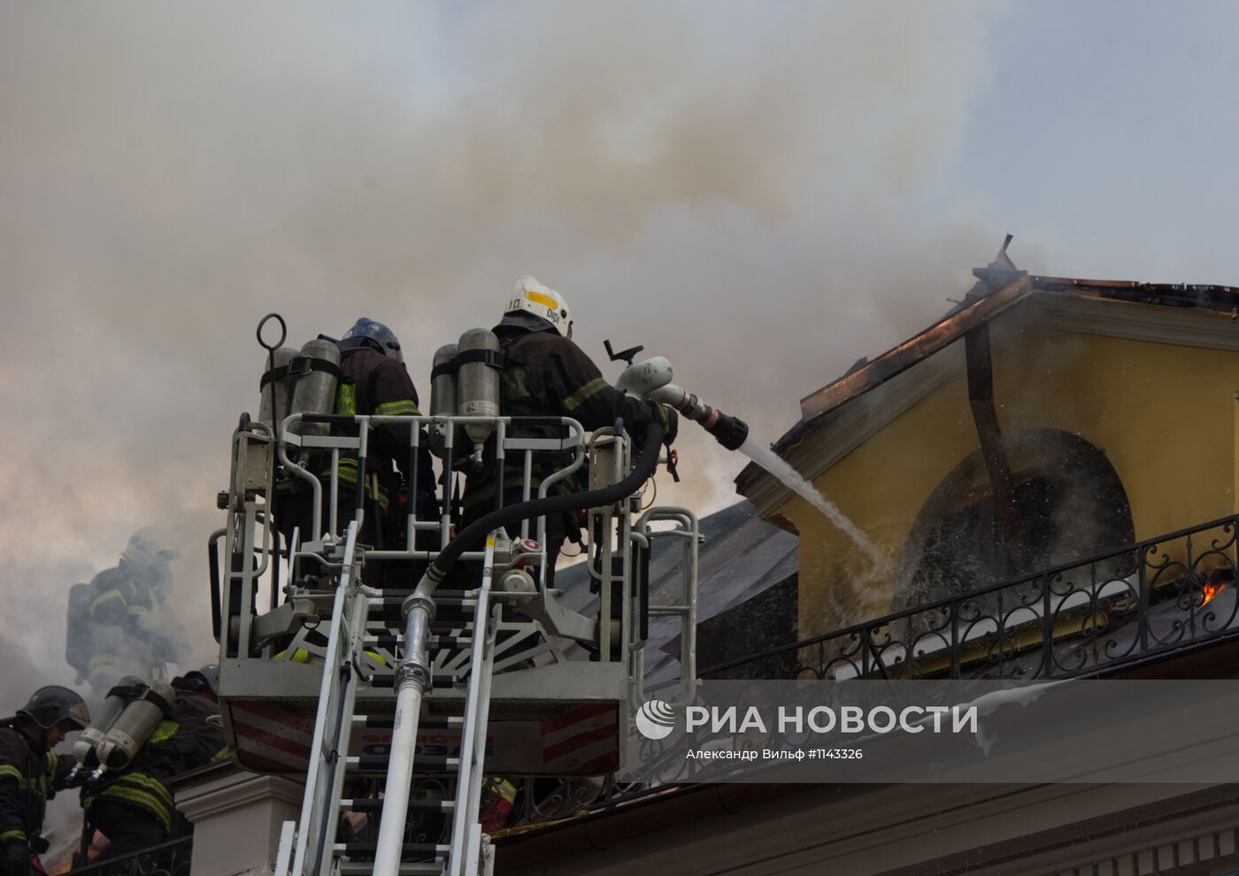 Пожар в реконструируемом старом здании в Столешниковом переулке