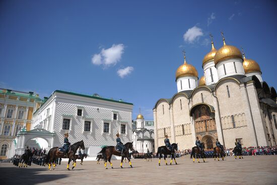 Церемония развода конных и пеших караулов Президентского полка