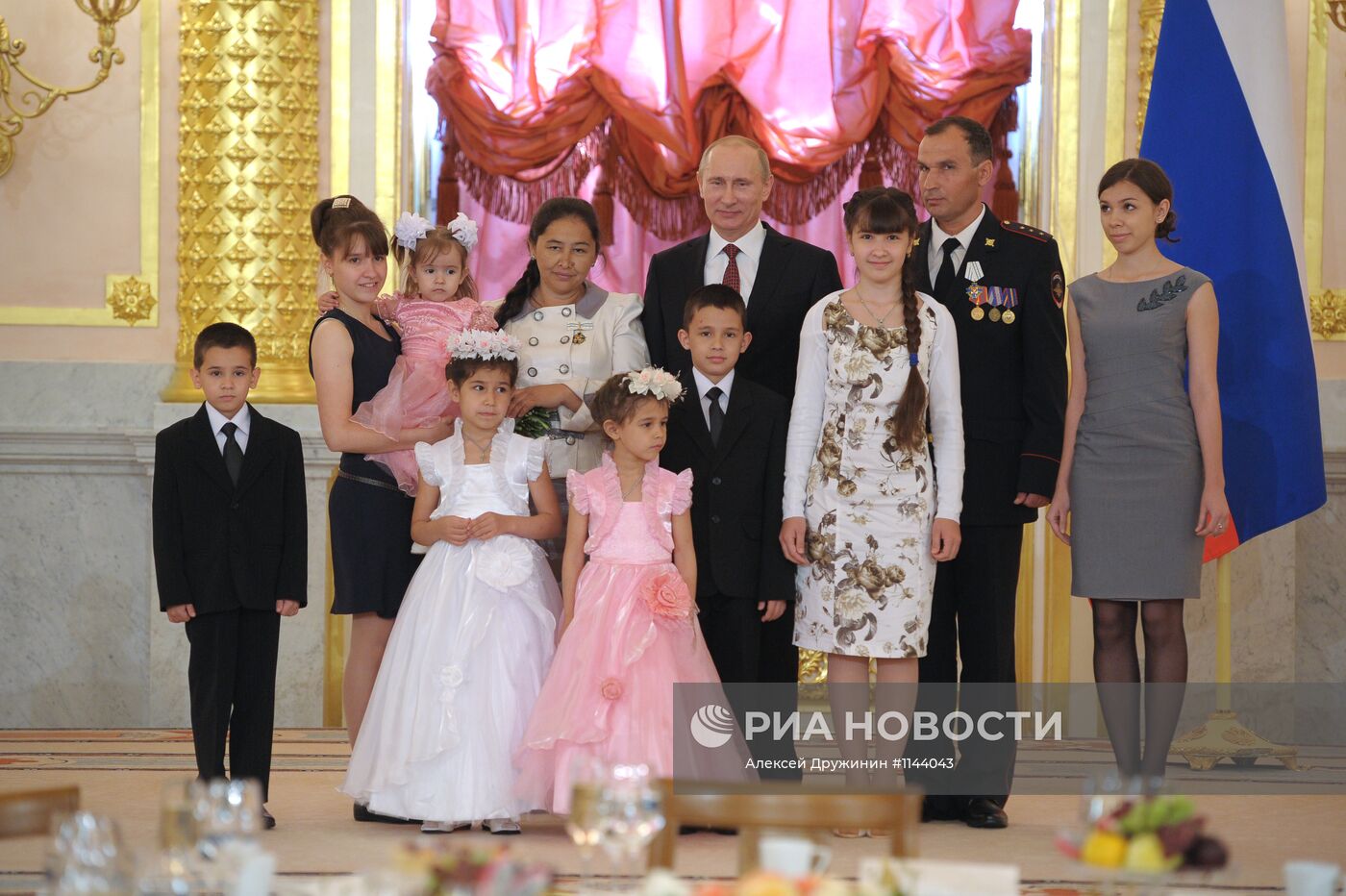 В.Путин вручил в Кремле ордена "Родительская слава"