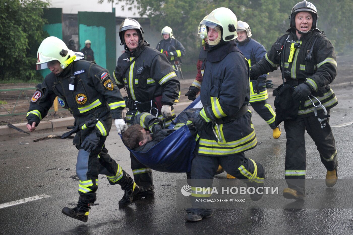Крупный пожар произошел на складе стройматериалов в Москве