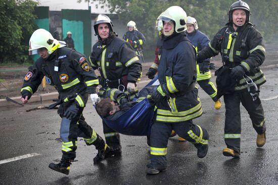 Крупный пожар произошел на складе стройматериалов в Москве