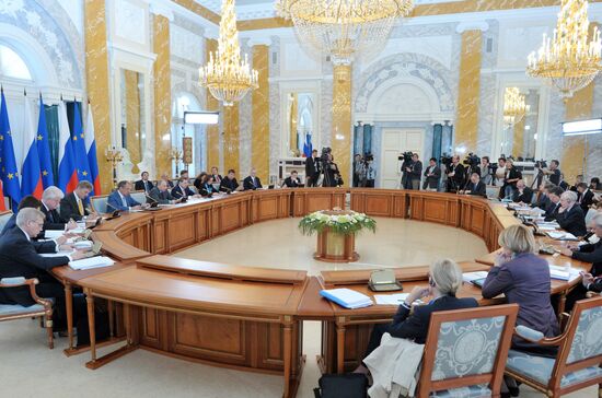 Президент РФ В.Путин принимает участие в саммите "Россия – ЕС"