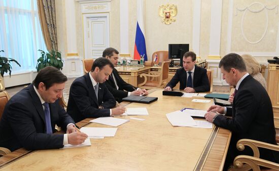 Д.Медведев проводит совещание со своими заместителями