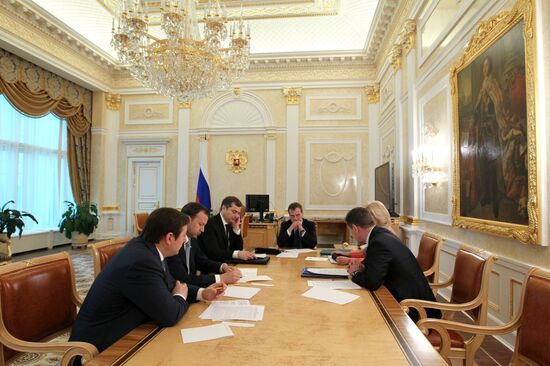 Д.Медведев проводит совещание со своими заместителями