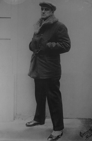 Поэт Владимир Маяковский в Париже