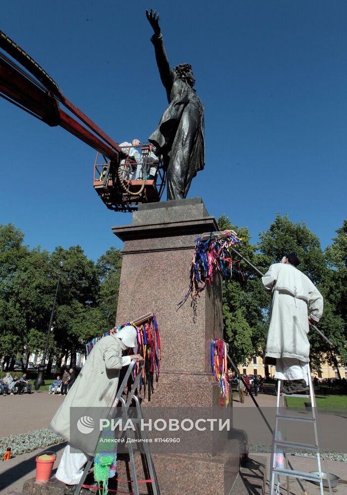 Театрализованная мойка памятника Пушкина