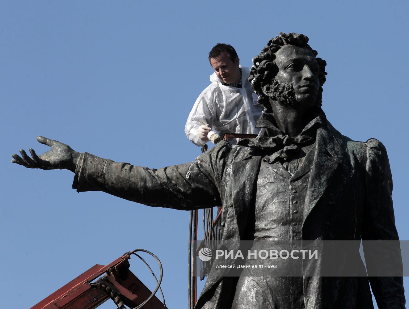Театрализованная мойка памятника Пушкина