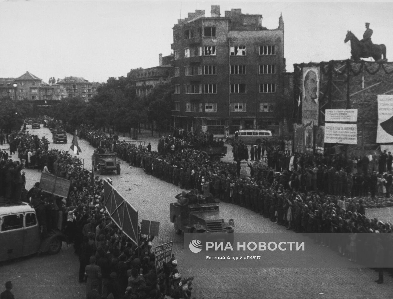 Жители Софии встречают советские войска