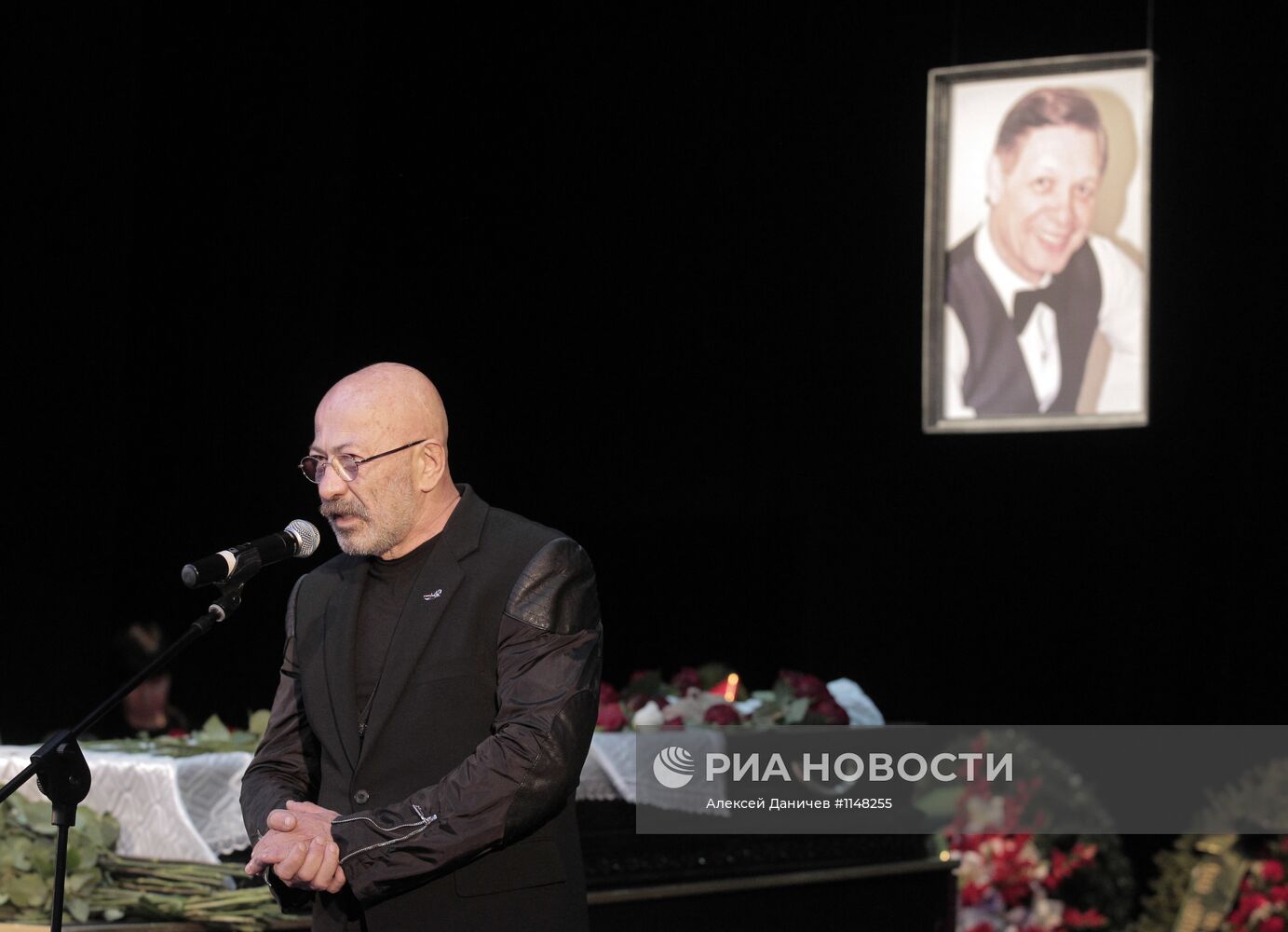 Прощание с певцом Эдуардом Хилем в Санкт-Петербурге