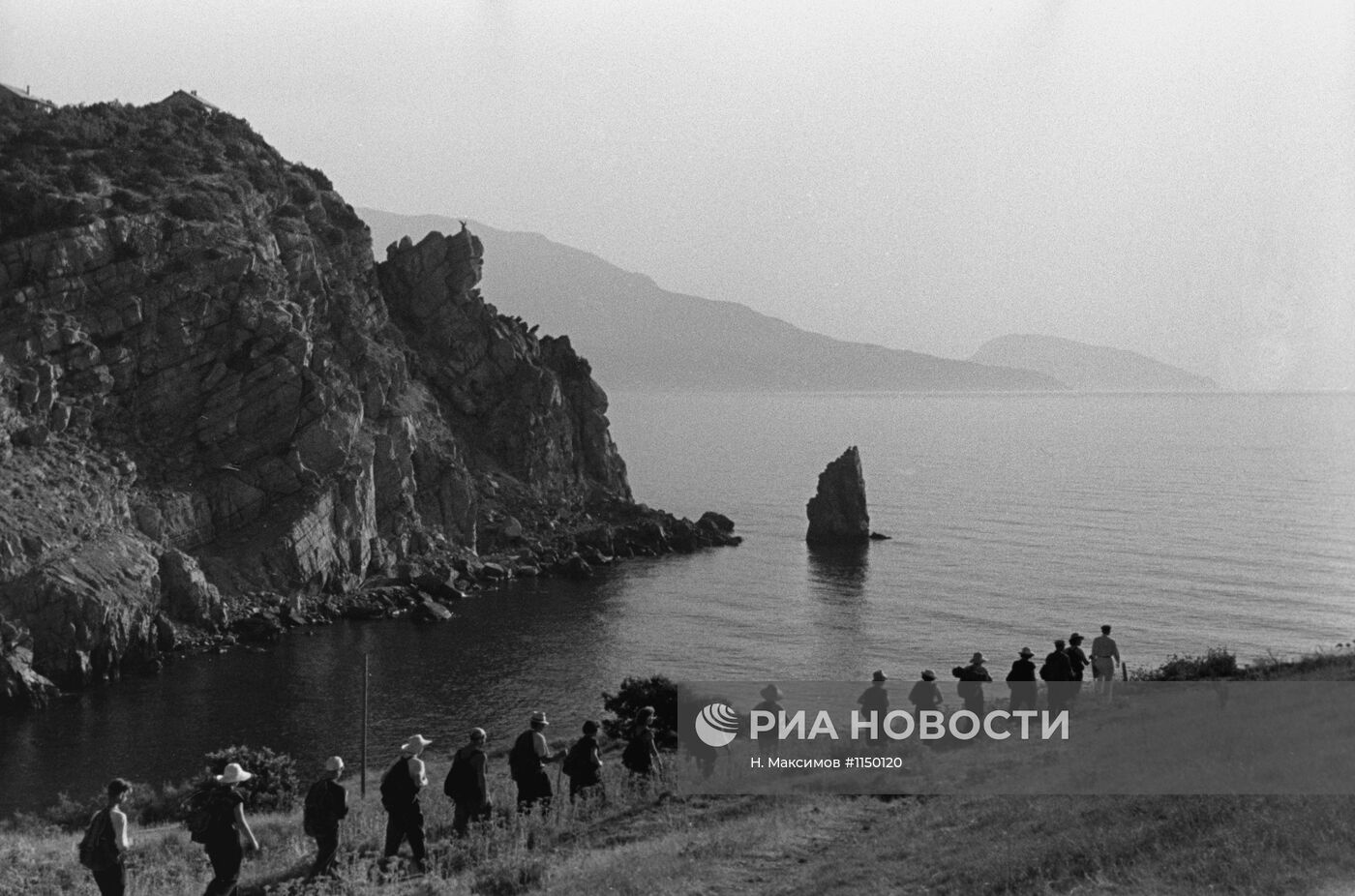 Туристы на берегу Черного моря в Крыму